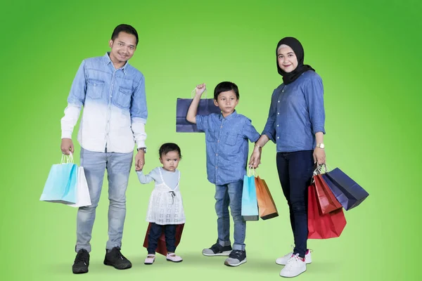 Muslimska familjen står med shoppingväskor på Studio — Stockfoto