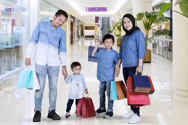 쇼핑몰에서 쇼핑백을 들고 있는 무슬림 가족 — 스톡 사진
