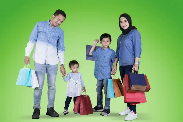 Muslimische Familie mit Einkaufstüten im Atelier — Stockfoto