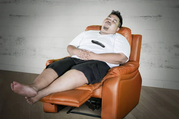 Homem obeso adormecer durante assistir TV — Fotografia de Stock