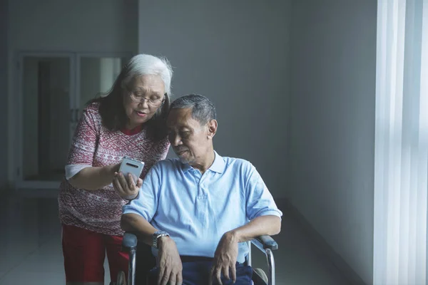 Vieja mostrando un mensaje a su marido — Foto de Stock