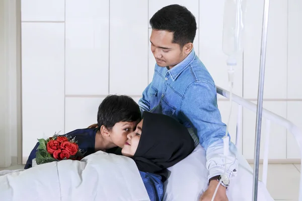 Zieke moeder kuste door haar zoon in het ziekenhuis — Stockfoto