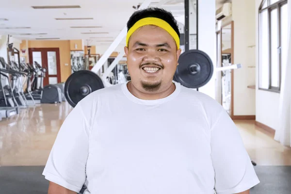 Smiling overweight man in the gym center — Stock Photo, Image