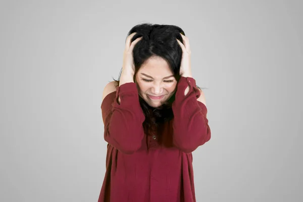 Mulher estressada tocando a cabeça no estúdio — Fotografia de Stock