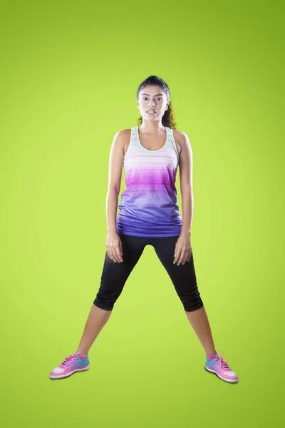 Mujer de pie en el estudio mientras usa ropa deportiva —  Fotos de Stock