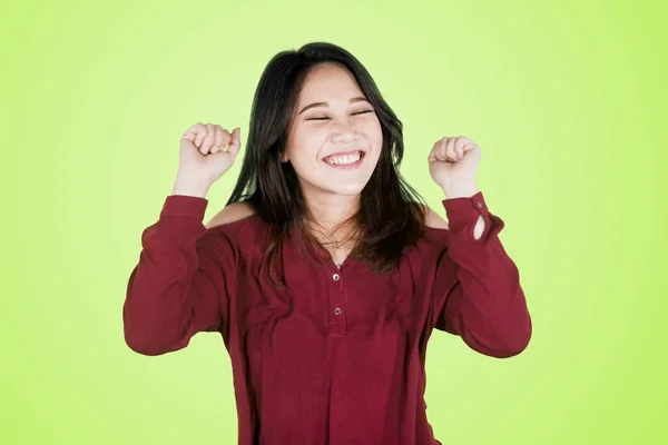 Jeune femme asiatique exprimant heureux sur studio — Photo