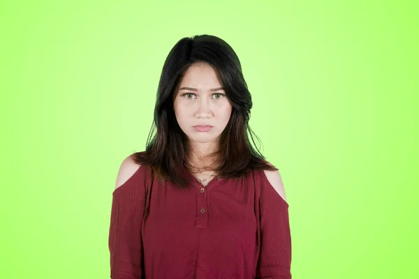 Junge asiatische Frau sieht traurig auf Studio — Stockfoto