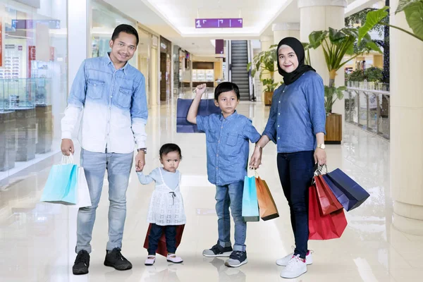 Jonge moslim familie staande in het winkelcentrum — Stockfoto