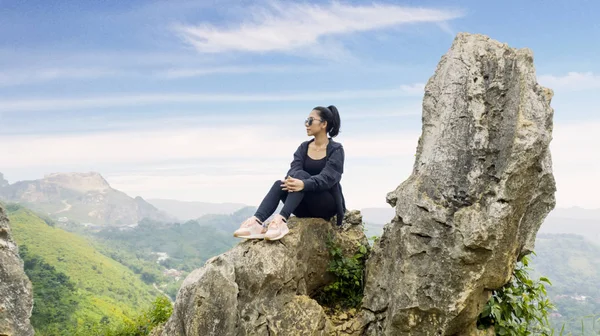 Hermoso excursionista sentado en la roca — Foto de Stock