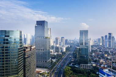 Mavi gökyüzü altında güzel yüksek binalar