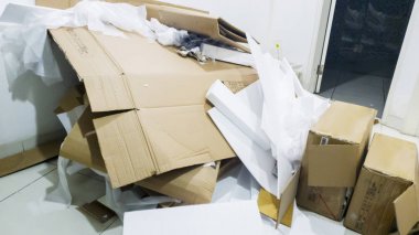 Karton kutular ve strafor çöp kutusu