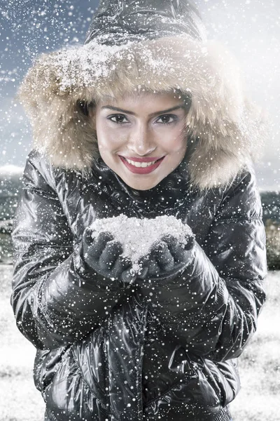 Indický výzkumník používající počítač ve studiu — Stock fotografie