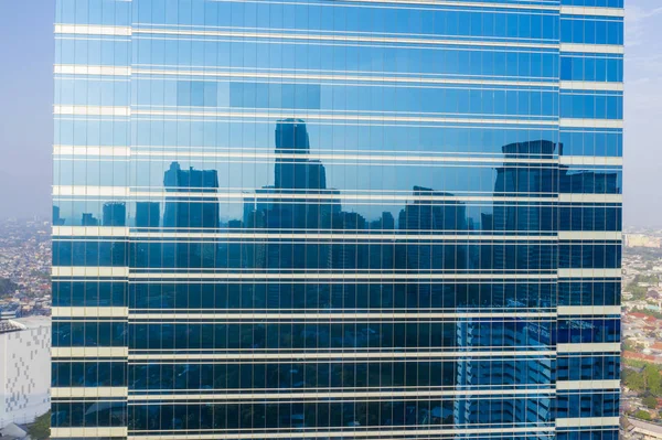 Blauwe ramen gebouw reflecterend skyscrape in Jakarta — Stockfoto