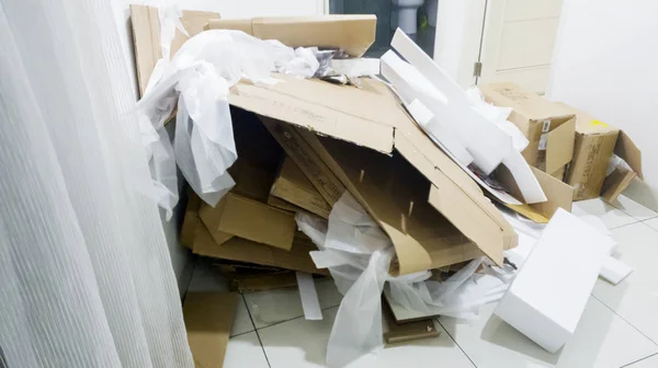 Kotak kardus dan styrofoam untuk daur ulang — Stok Foto
