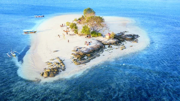 Ostrov Gili Kedis s bílým pískem a turistickými — Stock fotografie