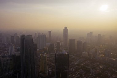 Jakarta cityscape şafakta hava kirliliği ile kaplı