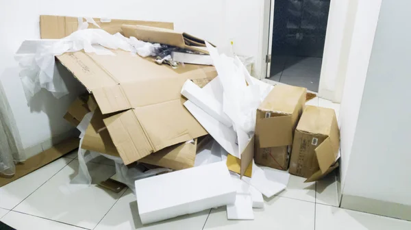 Montón de caja de cartón usada y basura de espuma de poliestireno — Foto de Stock