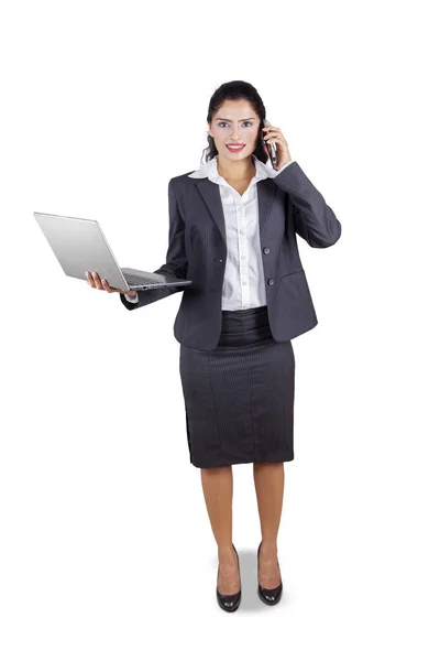 Indische Geschäftsfrau mit Laptop und Telefon — Stockfoto