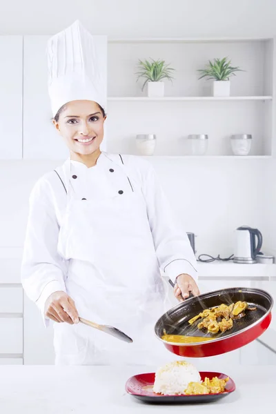 Indiano chef femminile versa zuppa di trippa in un piatto — Foto Stock