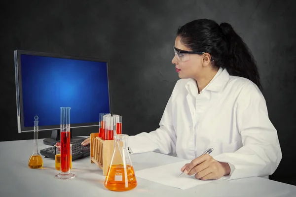 Indisk kvinnlig forskare som arbetar med dator — Stockfoto