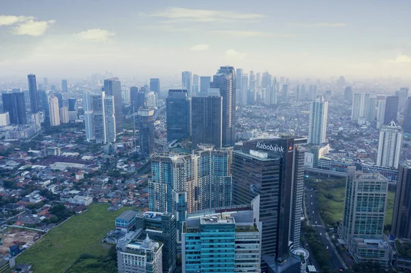Paisaje urbano de Yakarta con contaminación atmosférica sobre rascacielos —  Fotos de Stock