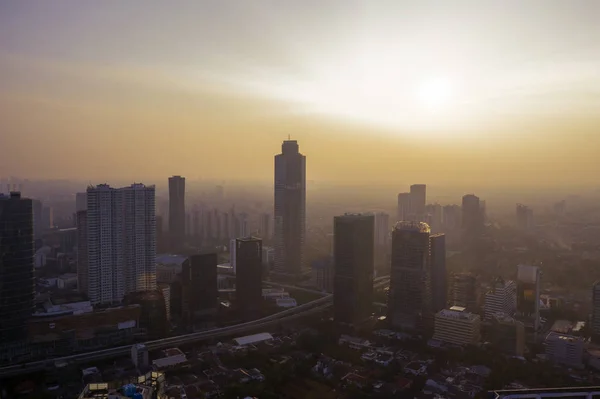 Paysage urbain de Jakarta avec silhouette de gratte-ciel — Photo