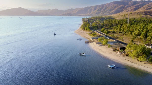 Острів падар з аквамариною водою і човнами — стокове фото