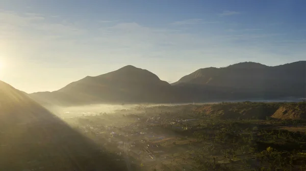 朝のリンジャニ山とセンバルン村 — ストック写真