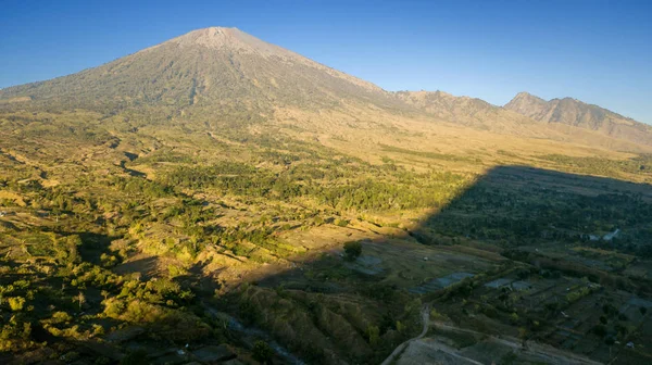 Montaña Rinjani con bosque bajo cielo azul —  Fotos de Stock