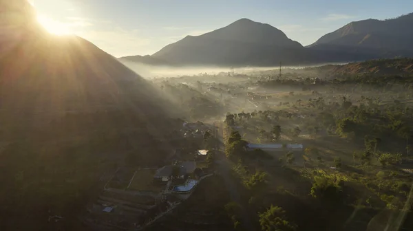 Vesnice sembalun a pohoří Rinjani za úsvitu — Stock fotografie