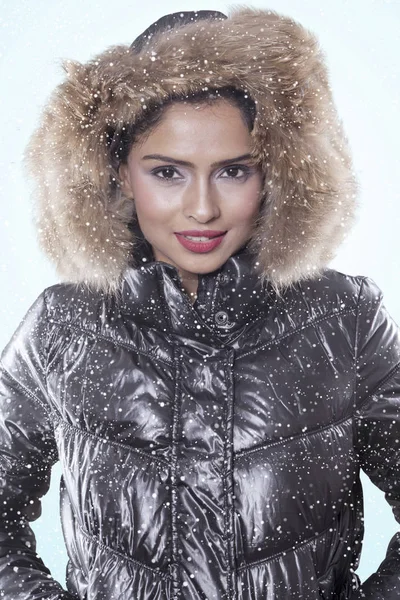 Uśmiechnięta kobieta ubrana zimą Kurtka na Studio — Zdjęcie stockowe