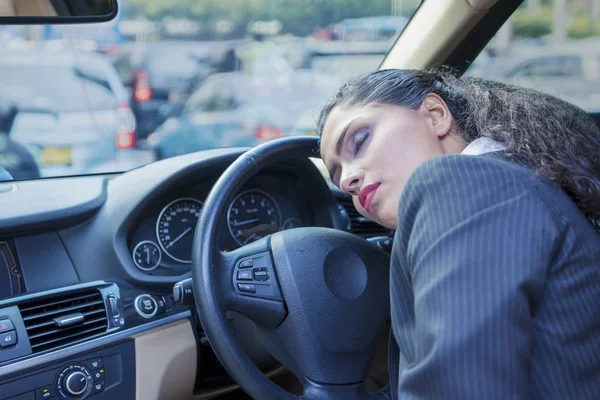 Cansada empresária adormecendo em um carro — Fotografia de Stock