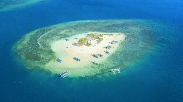 Бирюзовая вода на острове Гили-Кедис — стоковое фото
