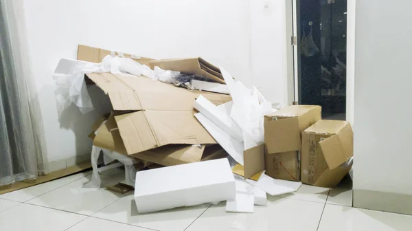 Kullanılmış karton ve strafor atıkları — Stok fotoğraf