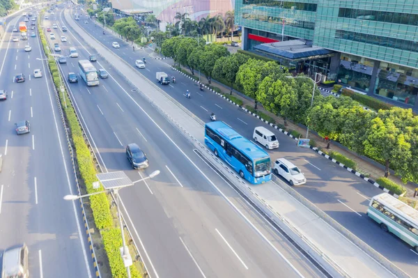 Gatot Subroto yolundan geçen araçlar — Stok fotoğraf