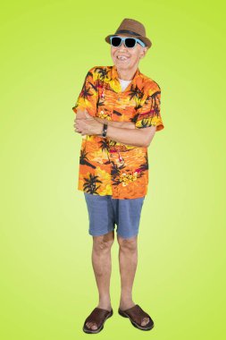 Yaz lık kıyafetler giyen kendinden emin yaşlı adam 