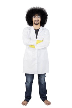 Afro erkek bilim adamı stüdyoda kendinden emin görünüyor