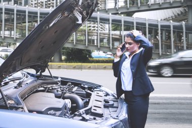 Yaz lık kıyafetler giyen kendinden emin yaşlı adam 