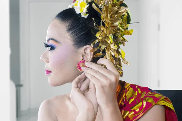 Balijské tanečnice tančí s miskou květinových plátců — Stock fotografie