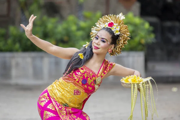 Bali dansçı çiçek yaprakları bir kase ile dans