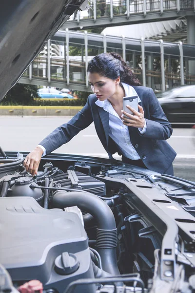 Pria senior yang percaya diri mengenakan pakaian musim panas — Stok Foto