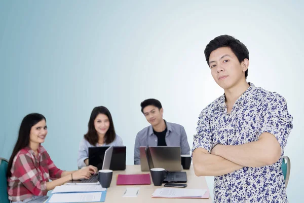 Selbstbewusster männlicher Unternehmer steht zu seinem Team — Stockfoto