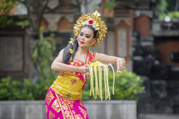 Balinesische Tänzerin tanzt mit einer Schale aus Blütenblättern — Stockfoto