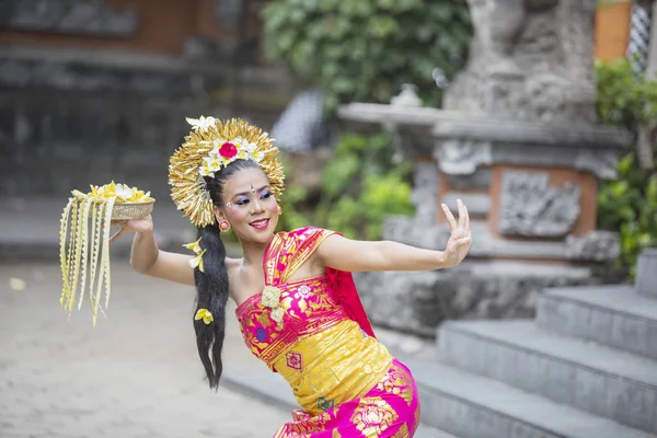 Balinesiska dansare dansar med en skål med blomblad — Stockfoto