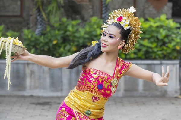 Balinesische Tänzerin tanzt mit einer Schale aus Blütenblättern — Stockfoto