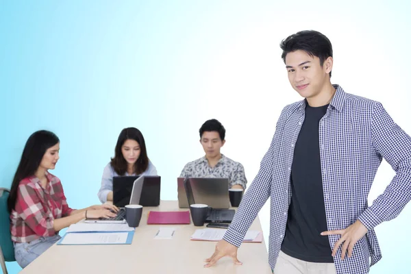 Asiático empresario masculino se encuentra cerca de su equipo — Foto de Stock