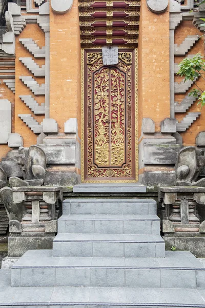 Bellissimo tempio porta d'ingresso con ornato — Foto Stock