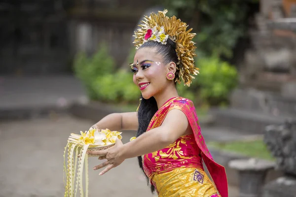 Балийская танцовщица, выступающая в храме — стоковое фото