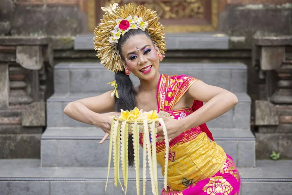 Balinese danser dansen met Frangipani bloemen — Stockfoto