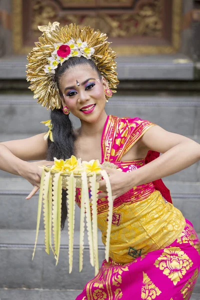 Balinese pendet dancer performing in temple — Stock Photo, Image